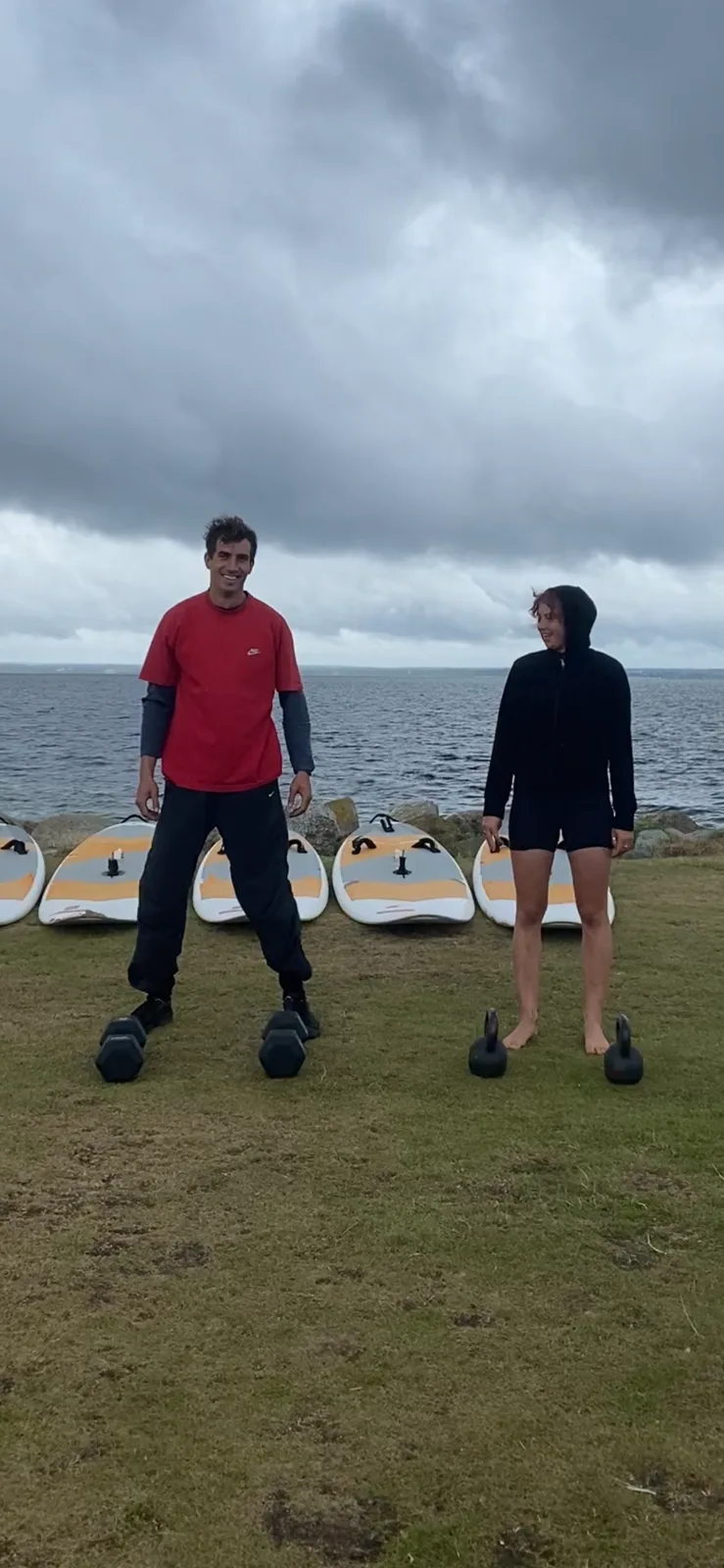 Trening w parze z kettlebellami nad morzem