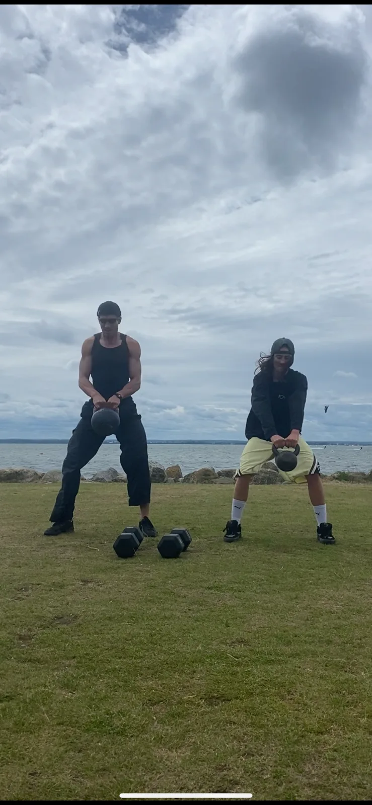 Wspólne zamachy kettlebell
